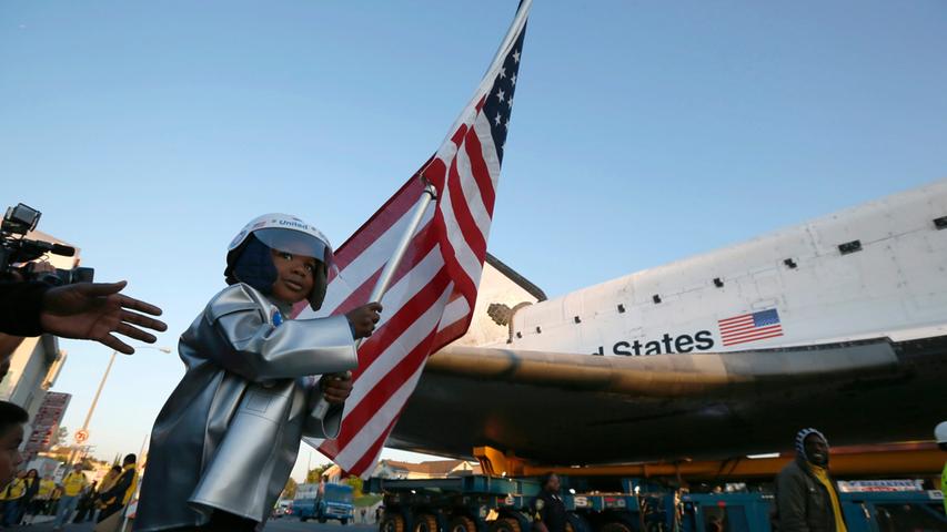 Denn nach Ende des amerikanischen Shuttle-Programmes wird die Endeavour nicht mehr benötigt und kommt ins Museum. Ab 30. Oktober wird sie im Californian Science Center zu bewundern sein. Der dreijährige Amir Morris gab ihr ein würdevolles letztes Geleit.