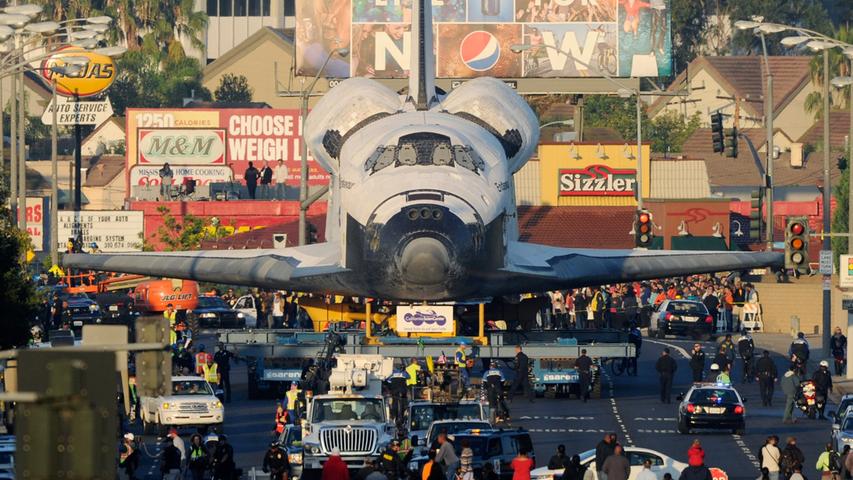 Ein Space Shuttle fährt durch Los Angeles
