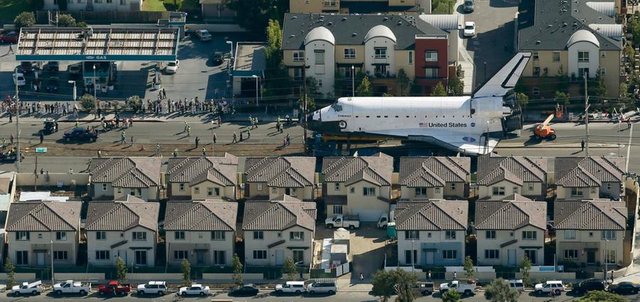 Ein Space Shuttle auf dem Weg mitten durch Los Angeles: Zwei Tage lang war die Raumfähre Endeavour auf den Straßen von L.A. unterwegs - zu ihrer letzten Haltestelle.