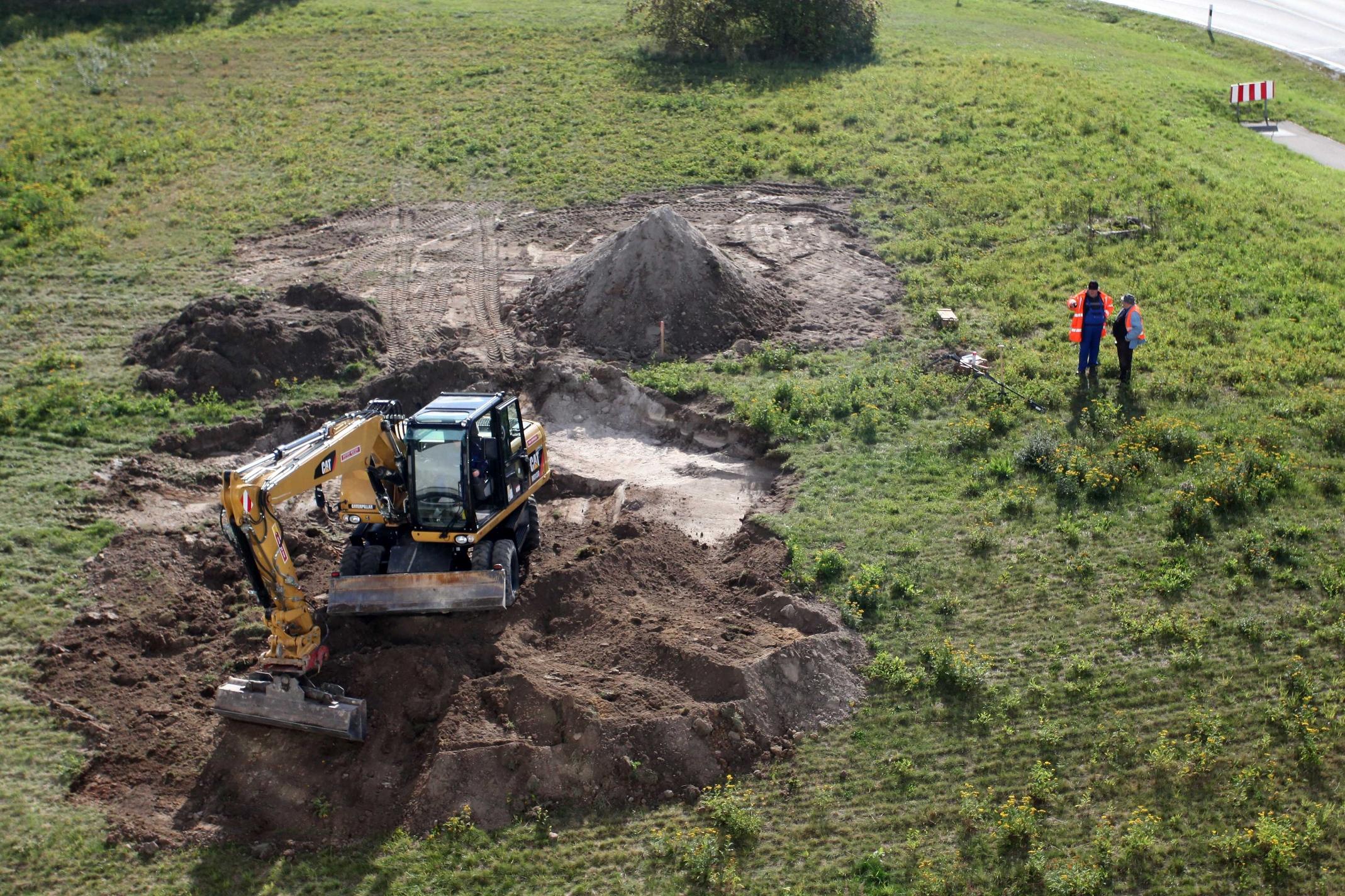 Im September 2012 fürchtete man, bei Bauarbeiten Nahe der A6 bei Schwabach auf einen Blindgänger gestoßen zu sein. Ein Entschärfungseinsatz mitsamt weiträumiger Evakuierung blieb glücklicherweise aus: Das Leitwerk einer alten 250 Kilogramm schweren Bombe und einzelne Metallreste waren alles, was man bei den Ausgrabungen fand.