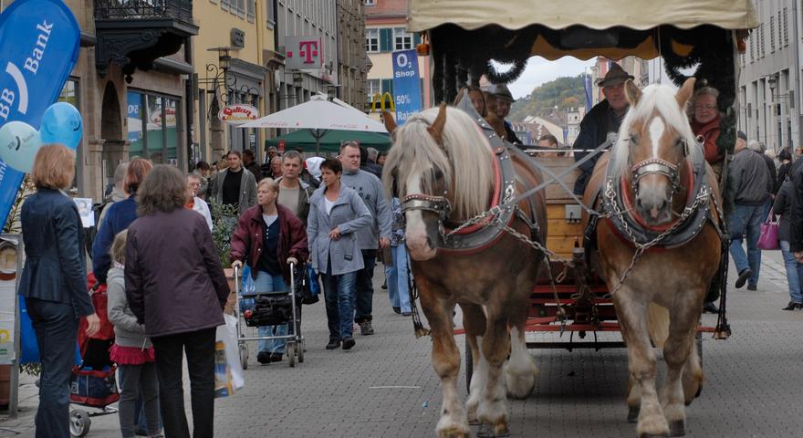 Wer auf der Einkaufsmeile zwischen Martin-Luther-Platz und Rathaus nicht zu Fuß gehen wollte, der konnte sich auch mit der Pferdekutsche transportieren lassen.