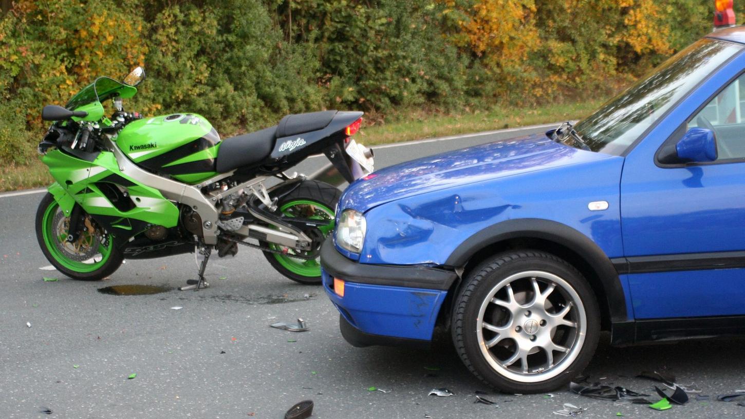 Motorrad und Auto stießen zusammen