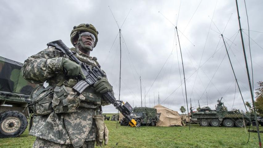 Ein US-Soldat in Kleinfalz nahe dem Truppenübungsplatz Grafenwöhr bewacht ein mobiles taktisches Lagezentrum.
