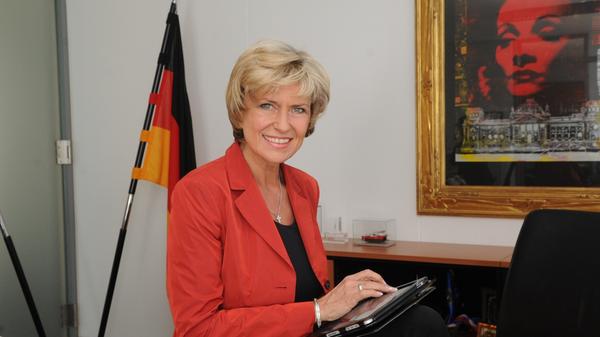 Vor allem bestimmte jedoch ihre Politik die Schlagzeilen, zum Beispiel als sie als sogenannte "Abweichlerin" im Bundestag gegen das dritte Hilfspaket für Griechenland stimmte. Das kritisierte Fraktionschef Volker Kauder scharf, Wöhrl war sauer und blieb standhaft.