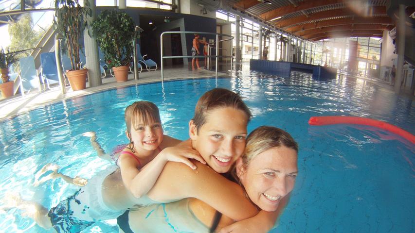 Die Inhaber der Fackelmann Therme Hersbruck haben es sich zum Ziel gemacht, als Wellness-, Sport- und Erlebnisbad die Wünsche aller Besucher zu erfüllen. Kinder tummeln sich am liebsten auf der Rutsche oder im Strömungskanal der Erlebnishalle, wo im 25-Meter-Sportbecken auch die sportlichen Schwimmer ihre Bahnen ziehen. Thermal-Fans tauchen ein in das über 40.000 Jahre alte, staatlich anerkannte Heilwasser im Innen- und Außenbereich. Saunagänger freuen sich über ein großzügiges Angebot mit sechs verschiedenen Saunen.• Öffnungszeiten und Details gibt es auf der Homepage. Die Inhaber der Fackelmann Therme Hersbruck haben es sich zum Ziel gemacht, als Wellness-, Sport- und Erlebnisbad die Wünsche aller Besucher zu erfüllen. Kinder tummeln sich am liebsten auf der Rutsche oder im Strömungskanal der Erlebnishalle, wo im 25-Meter-Sportbecken auch die sportlichen Schwimmer ihre Bahnen ziehen. Thermal-Fans tauchen ein in das über 40.000 Jahre alte, staatlich anerkannte Heilwasser im Innen- und Außenbereich. Saunagänger freuen sich über ein großzügiges Angebot mit sechs verschiedenen Saunen.• Öffnungszeiten und Details gibt es auf der Homepage.