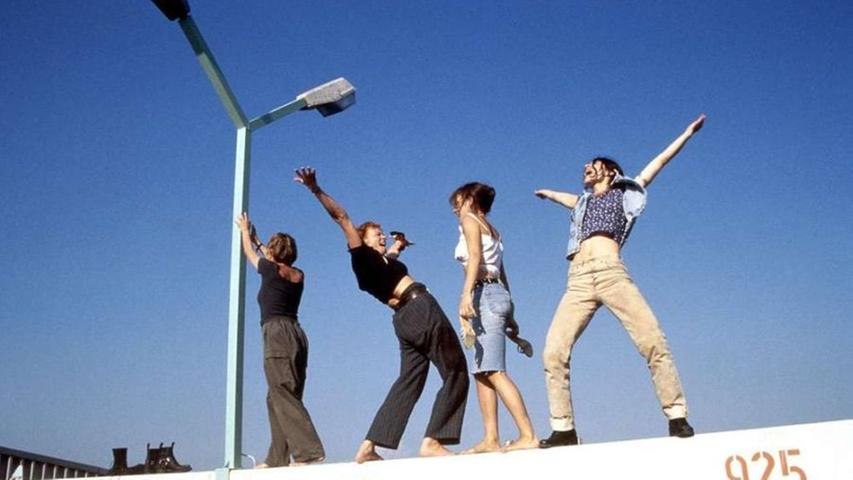 Der deutsche Spielfilm Bandits wurde 1997 unter anderem auch in der Nürnberger Justizvollzugsanstalt gedreht. Er handelt von vier Frauen, die im Gefängnis eine Band gründen und unverhofft flüchten können. Regie führte Katja von Garnier, in den Hauptrollen spielten Jutta Hoffmann, Katja Riemann, Nicolette Krebitz und Jasmin Tabatabai (von links nach rechts). Der deutsche Spielfilm Bandits wurde 1997 unter anderem auch in der Nürnberger Justizvollzugsanstalt gedreht. Er handelt von vier Frauen, die im Gefängnis eine Band gründen und unverhofft flüchten können. Regie führte Katja von Garnier, in den Hauptrollen spielten Jutta Hoffmann, Katja Riemann, Nicolette Krebitz und Jasmin Tabatabai (von links nach rechts).