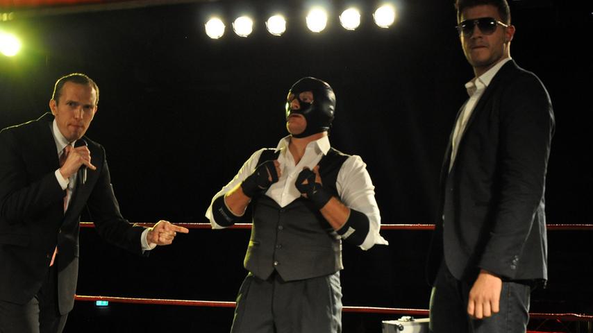 Hinter Mr. Wrestling V, dem Wrestler in feinem Zwirn und SM-Maske, verbarg sich dabei der umtriebige Steve Douglas, der eigentlich Steffen Leichsenring heißt.