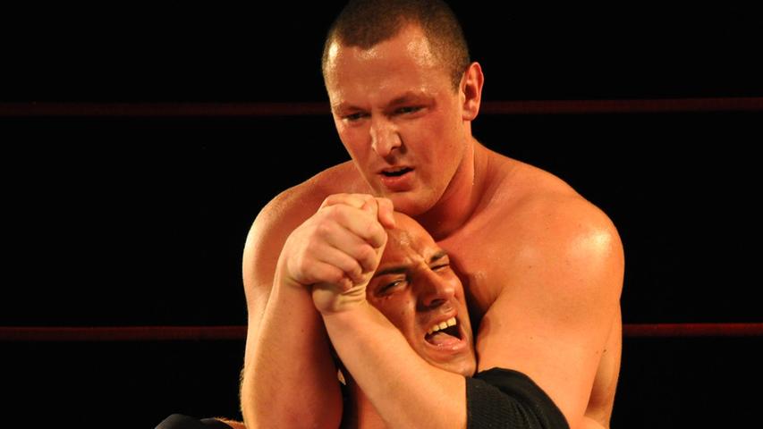 ...im "Fatal 4 Way Match" gleich drei Gegner besiegte. Unter ihnen auch: Dean Jazzman, der in dieser Szene von Michael Isotov in den Schwitzkasten genommen wurde.