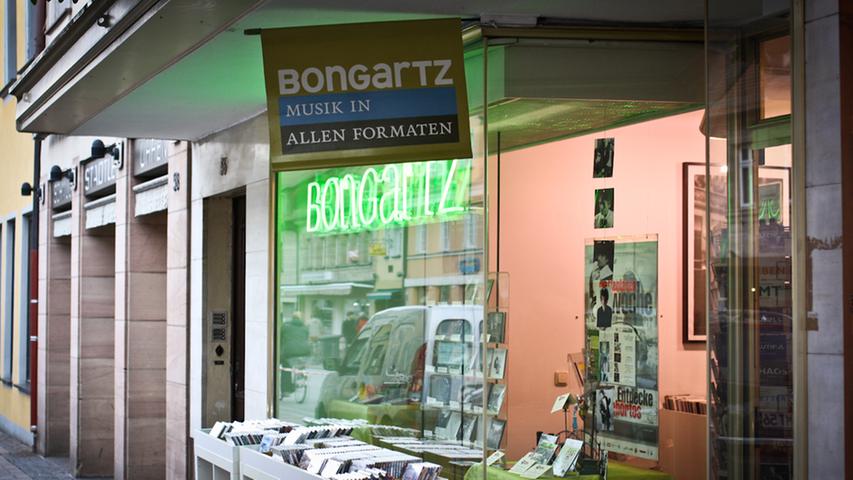 "Bongartz - Musik in allen Formaten" in der Hauptstraße hat ebenfalls ein breites Angebot, legt sich dabei aber nicht auf eine Richtung fest. Stattdessen wird gehört, ...