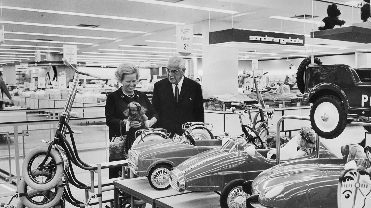 Bei der Eröffnung des Kaufhauses an der Fürther Straße 1967 stürmten die Massen geradezu das umgebaute und erweiterte Quelle-Warenhaus von Gustav Schickedanz und seiner Frau Grete. Bei der Eröffnung des Kaufhauses an der Fürther Straße 1967 stürmten die Massen geradezu das umgebaute und erweiterte Quelle-Warenhaus von Gustav Schickedanz und seiner Frau Grete.