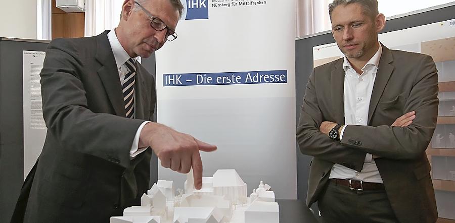 IHK-Präsident Dirk von Vopelius (links) und Architekt Armin Behles begutachten den ausgewählten Enwurf für die Neugestaltung des Nürnberger IHK-Sitzes. IHK-Präsident Dirk von Vopelius (links) und Architekt Armin Behles begutachten den ausgewählten Enwurf für die Neugestaltung des Nürnberger IHK-Sitzes.