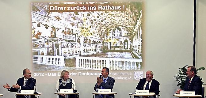 Die Politik versuchte die Euphorie der Altstadtfreunde zu bremsen: (v.l.) Sebastian Brehm (CSU), Elke Leo (Grüne), Günther Moosberger (Moderator), Werner Schultheiß (Förderverein kulturhistorisches Museum) und Karl-Heinz Enderle (Altstadtfreunde). Nicht im Bild: Anja Prölß-Kammerer (SPD).