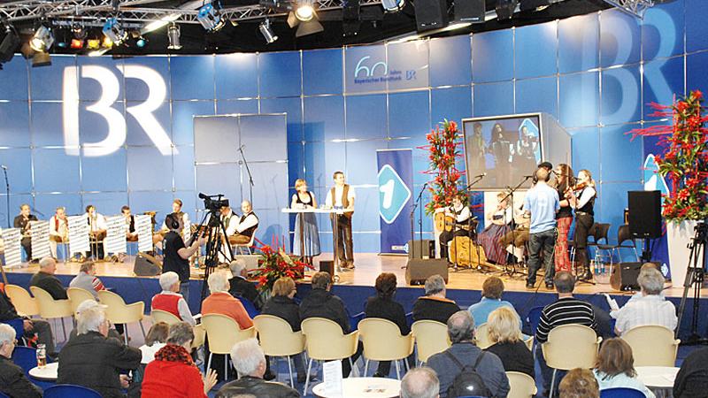 Der Bayerische Rundfunk präsentiert auf der Medienbühne ein buntes Unterhaltungsprogramm mit Show, Musik und Information. Unter anderem werden beliebte Hörfunk- und TV-Sendungen vorgestellt.