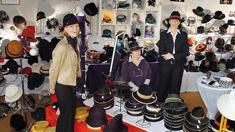 Der einzige Hutmacher Europas ist seit langem Stammgast der Consumenta. Auch dieses Jahr bringt er wieder ein riesiges Hutsortiment von sportlich bis elegant mit.