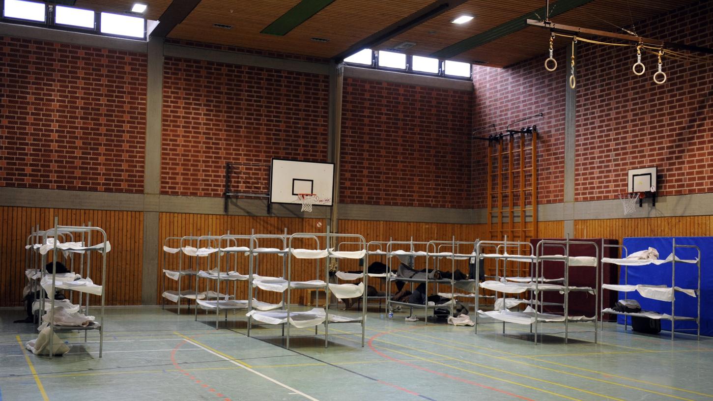Im Notfall sollen in Mehrzweckhallen Klappbetten für die Flüchtlinge aufgestellt werden. Im Notfall sollen in Mehrzweckhallen Klappbetten für die Flüchtlinge aufgestellt werden.
