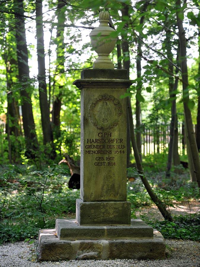 Efeu umrankt den Boden, die Bäume wachsen kreuz und quer - der Irrhain hinter der Lachfelderstraße in Kraftshof hat etwas Bezauberndes, fast schon Mysteriöses. Die Kultstätte der 1644 gegründeten Sprach- und Literaturgesellschaft "Pegnesischer Blumenorden" entführt in eine andere Welt. Vor allem im Herbst ist der Irrhain Inspirationsquelle der mittlerweile 1805 Ordensmitglieder. Dem Namen zum Trotz hat bislang jeder wieder den Weg hinausgefunden.