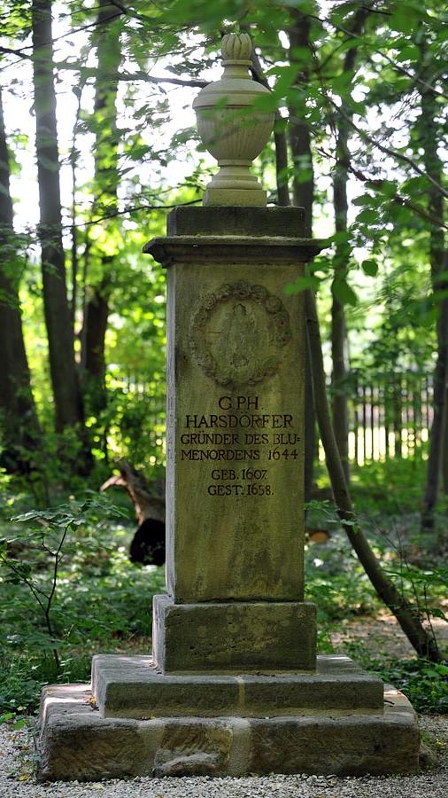 Efeu umrankt den Boden, die Bäume wachsen kreuz und quer - der Irrhain hinter der Lachfelderstraße in Kraftshof hat etwas Bezauberndes, fast schon Mysteriöses. Die Kultstätte der 1644 gegründeten Sprach- und Literaturgesellschaft "Pegnesischer Blumenorden" entführt in eine andere Welt. Vor allem im Herbst ist der Irrhain Inspirationsquelle der mittlerweile 1805 Ordensmitglieder. Dem Namen zum Trotz hat bislang jeder wieder den Weg hinausgefunden.