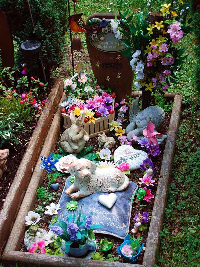 Die Idee eines Tierfriedhofs wirkt auf viele Zeitgenossen eher bizarr, geradezu albern. Aber auch, wenn Miezi und Waldi nur Vierbeiner waren, die Gefühle, die Herrchen und Frauchen für sie hegten, sind zweifellos sehr real. Auf dem Tierfriedhof an der Stadenstraße findet die Trauer um den tierischen Gefährten Ausdruck in kleinen, an einen Zwergenfriedhof erinnernden Gräbern. Teils mit Engelsfiguren, teils mit Blumen geschmückt, ist ihre Zahl mittlerweile auf mehrere Hundert angewachsen. Tendenz steigend.