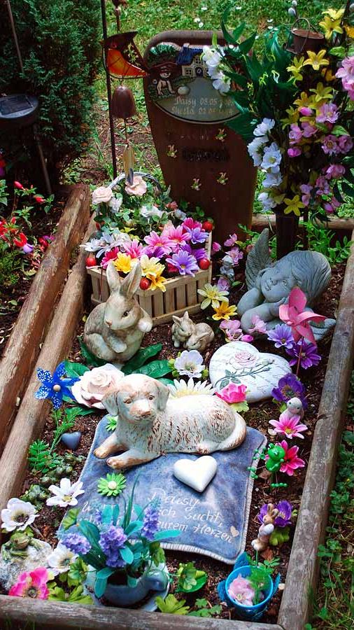 Die Idee eines Tierfriedhofs wirkt auf viele Zeitgenossen eher bizarr, geradezu albern. Aber auch, wenn Miezi und Waldi nur Vierbeiner waren, die Gefühle, die Herrchen und Frauchen für sie hegten, sind zweifellos sehr real. Auf dem Tierfriedhof an der Stadenstraße findet die Trauer um den tierischen Gefährten Ausdruck in kleinen, an einen Zwergenfriedhof erinnernden Gräbern. Teils mit Engelsfiguren, teils mit Blumen geschmückt, ist ihre Zahl mittlerweile auf mehrere Hundert angewachsen. Tendenz steigend.