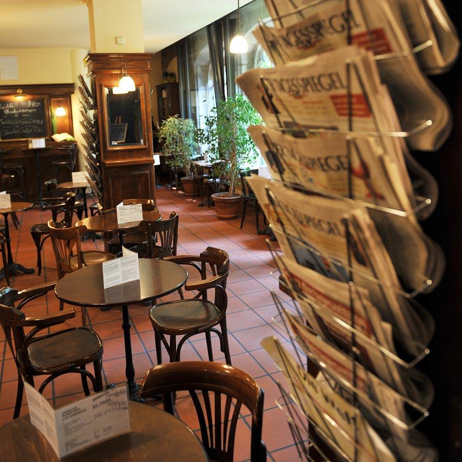 Im Sommer sitzt es sich idyllisch im Innenhof der Stadtbibliothek, wenn es kälter wird, ziehen sich die Besucher immer mehr in den Innenraum des Zeitungscafés an der Peter-Vischer-Straße zurück. Inmitten der dunklen Holzmöbel und der tagesaktuellen Ausgaben zahlreicher Zeitungen aus Deutschland und aller Welt sitzt es sich gemütlich. Zu Tee oder Kaffee gibt es außerdem immer frischen Kuchen. 