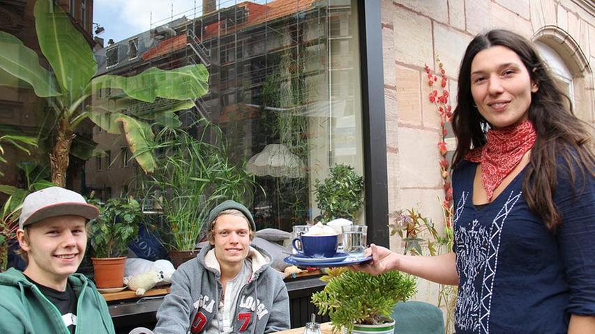 "Ratschen und Philosophieren lässt es sich am besten hier im La Ola !", sagen die beiden Freunde Justin Seeger , 20 (li.) und Marian Gosoge , 22. Marian findet die Atmosphäre im La Ola sehr familiär: "Man fühlt sich wie daheim und der Kaffe ist besser!" Nikoletta hat mit den beiden ihren Spaß: "Marian und Justin kommen fast jeden Tag nach Schule oder Arbeit hier vorbei. Ich liebe die beiden, weil sie immer gut gelaunt sind." Fast jeder Gast wird hier mit Vornamen angesprochen. Nikoletta Mitka (rechts) und Pascal Zorn haben das Café mit Surf- und Reiselustflair vor zwei Jahren eröffnet und es im Stadtteil Rosenau schon zu einer Art Nachbarschaftstreff etabliert. Da ist es naheliegend, dass die Gäste aus dem Künstlerviertel auch des öfteren Konzerte oder Ausstellungen im Café veranstalten. "Ratschen und Philosophieren lässt es sich am besten hier im La Ola !", sagen die beiden Freunde Justin Seeger , 20 (li.) und Marian Gosoge , 22. Marian findet die Atmosphäre im La Ola sehr familiär: "Man fühlt sich wie daheim und der Kaffe ist besser!" Nikoletta hat mit den beiden ihren Spaß: "Marian und Justin kommen fast jeden Tag nach Schule oder Arbeit hier vorbei. Ich liebe die beiden, weil sie immer gut gelaunt sind." Fast jeder Gast wird hier mit Vornamen angesprochen. Nikoletta Mitka (rechts) und Pascal Zorn haben das Café mit Surf- und Reiselustflair vor zwei Jahren eröffnet und es im Stadtteil Rosenau schon zu einer Art Nachbarschaftstreff etabliert. Da ist es naheliegend, dass die Gäste aus dem Künstlerviertel auch des öfteren Konzerte oder Ausstellungen im Café veranstalten.