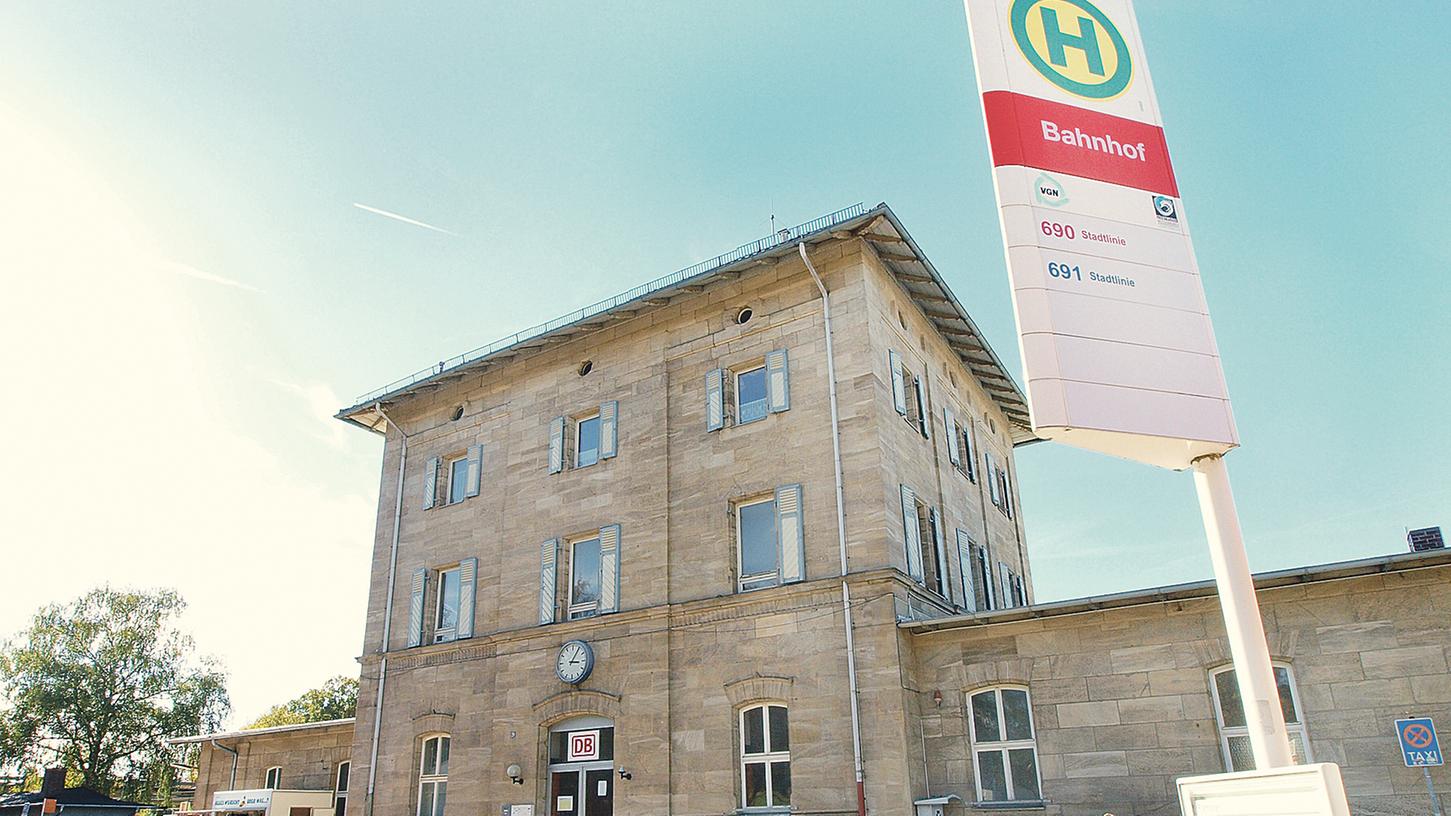 Gehört demnächst wieder der Stadt: Der Weißenburger Bahnhof, der bisher im Besitz von Luxemburger Investoren war. Die Firma Main Asset Management als Vermittler und die Stadt wurden sich jetzt handelseinig.