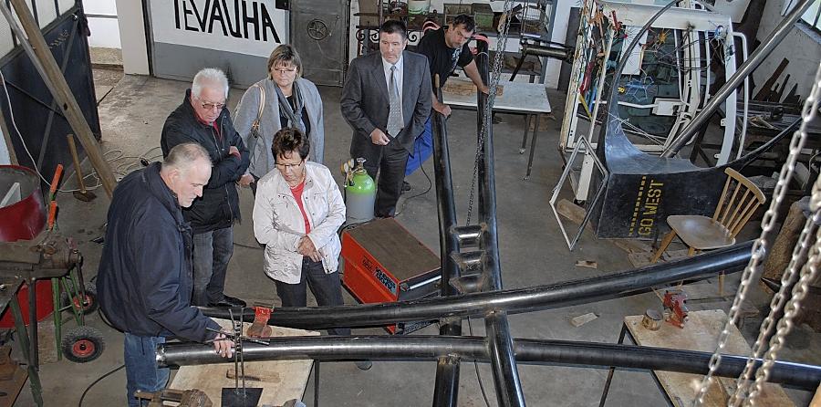 Bürgermeister, Kunstbeirat und Kunstweg-Führerin zu Besuch im Atelier von Künstler „Tevauha“ (links). Bürgermeister, Kunstbeirat und Kunstweg-Führerin zu Besuch im Atelier von Künstler „Tevauha“ (links).