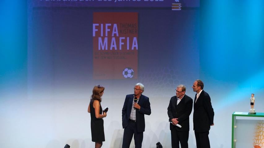 Das Fußballbuch des Jahres stammt aus der Feder von Thomas Kistner (Mitte) und trägt den Titel "Fifa-Mafia. Die schmutzigen Geschäfte mit den Weltfußball".