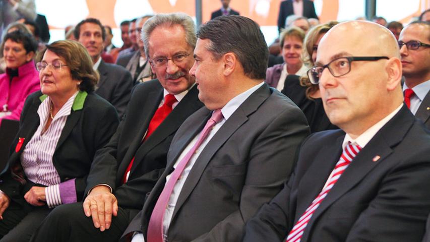 Auch der Parteivorsitzende der SPD, Sigmar Gabriel, unterstützte Udes Kandidatur für das Amt des bayerischen Ministerpräsidenten durch seine Anwesenheit. In seiner Rede...