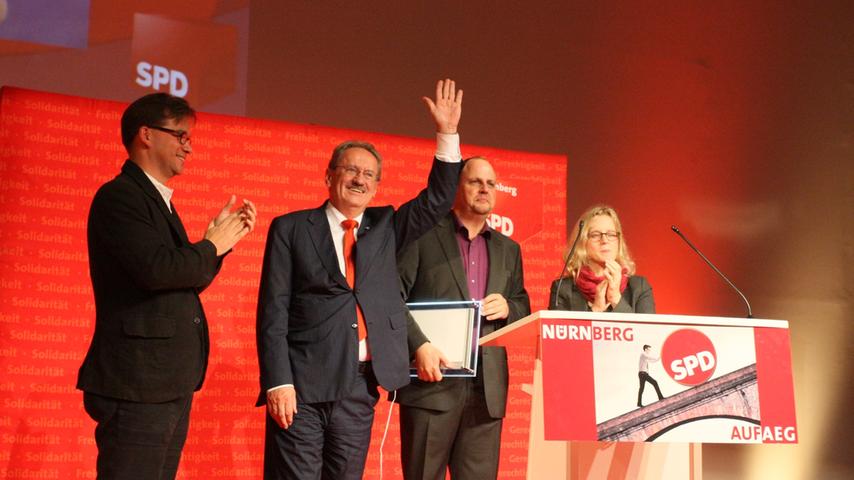 Zusammen mit lokalen SPD-Größen wie Christian Vogel (2. v. rechts) ließ sich der designierte Spitzenkandidat feiern.