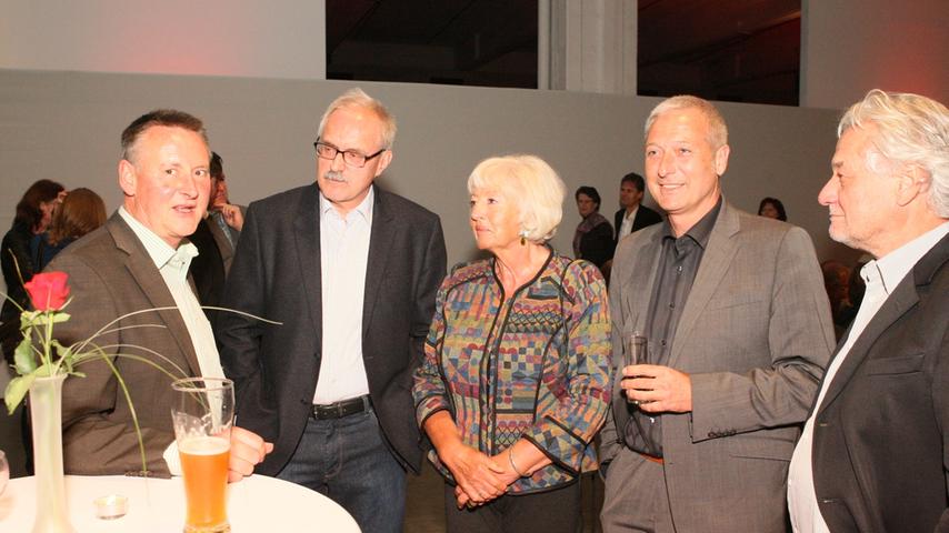 Neben ihm: Fürths Oberbürgermeister Thomas Jung (links) und die ehemalige Familienministerin Renate Schmidt (3. von rechts).
