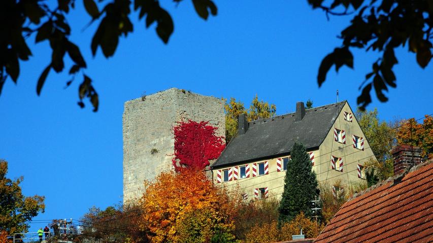 Rot leuchtet der Wilde Wein an der Burg Thuisbrunn.