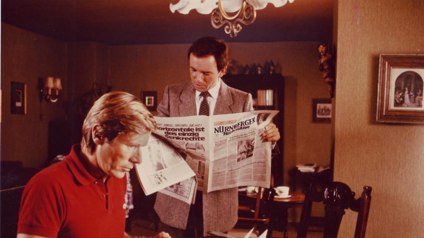 Horst Janson (sitzend im Bild) spielt in dieser Krimikomödie von 1983 einen Schriftsteller, der den lange ersehnten Verlagsvertrag bekommt und obendrein noch eine Bettenfabrik erbt. Das Nürnberger Bett ist das Werk von Alexander Titus Benda, dem gleichen Regisseur, der auch den Film Macho Man auf Zelluloid bannte. Horst Janson (sitzend im Bild) spielt in dieser Krimikomödie von 1983 einen Schriftsteller, der den lange ersehnten Verlagsvertrag bekommt und obendrein noch eine Bettenfabrik erbt. Das Nürnberger Bett ist das Werk von Alexander Titus Benda, dem gleichen Regisseur, der auch den Film Macho Man auf Zelluloid bannte.