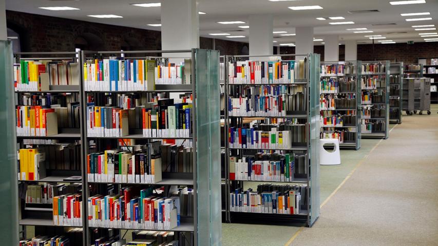 Mit der Wiedereröffnung der Bibliothek entfällt die Jahresgebühr, der Bibliotheksausweis und die Ausleihe sind zunächst kostenlos. Allerdings wird die Verlängerung der ausgeliehenen Medien nun gebührenpflichtig.
