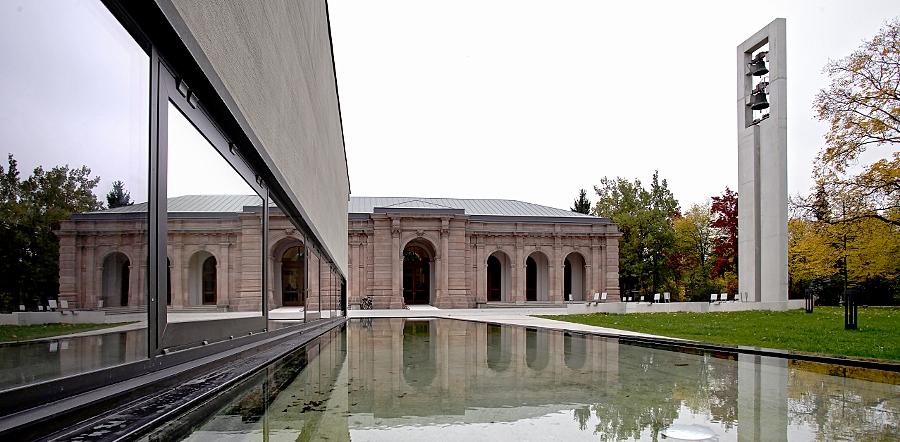 Historische und moderne Architektur können hervorragend miteinander harmonieren, wie die neue Trauerhalle und die alte Aussegnungshalle auf dem Westfriedhof beweisen. Mehr Bilder unter www.nz-online.de 