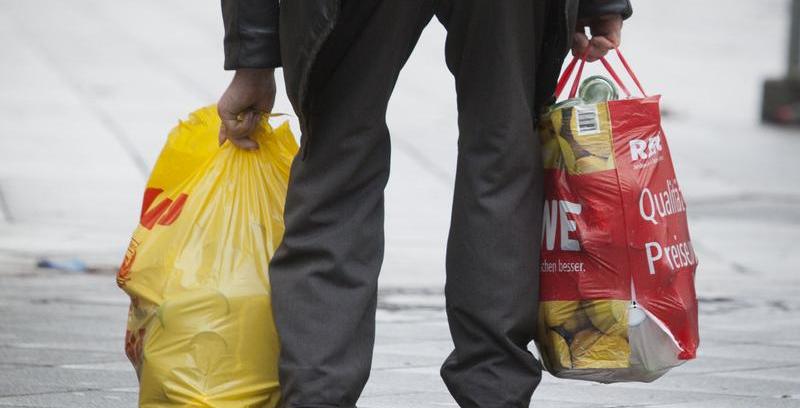 Nebenverdienst: Ein alter Mann sammelt Pfandflaschen. Einer neuen Studie zufolge leiden 11,7 Prozent der Nürnberger an Armut.