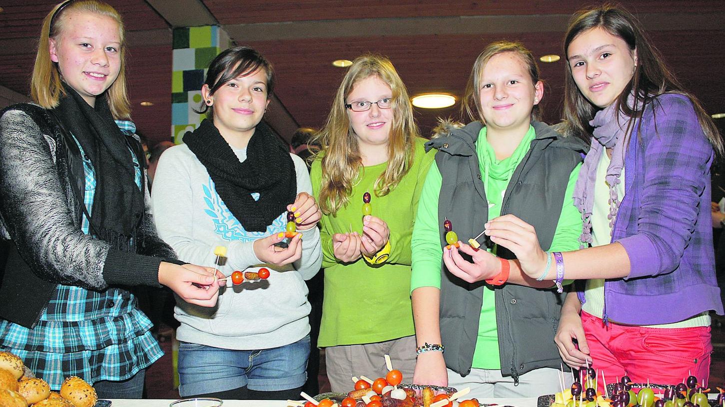 Klimabewusste Ernährung kann auch lecker und lustig sein. Dieser Meinung waren die Testesserinnen in der Rother Realschule bei der Eröffnung der Ausstellung über nachhaltige Ernährung.