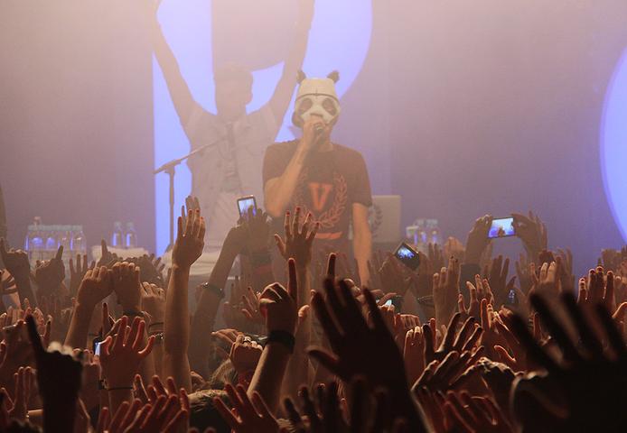 Der Mann mit der Panda-Maske ist ein Phänomen: Cro gibt sich gerne geheimnisvoll, auf seinen Live-Konzerten dafür aber ganz nah. Wer mit dem Rapper selbst auf Tuchfühlung gehen möchte, sollte sich fix sein Ticket sichern.