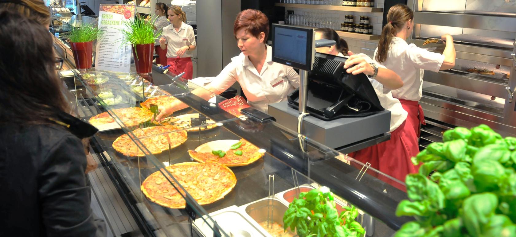 Der Teig kommt aus dem Großbetrieb in Tennenlohe, aber die Pizzen werden frisch vor Ort gebacken.