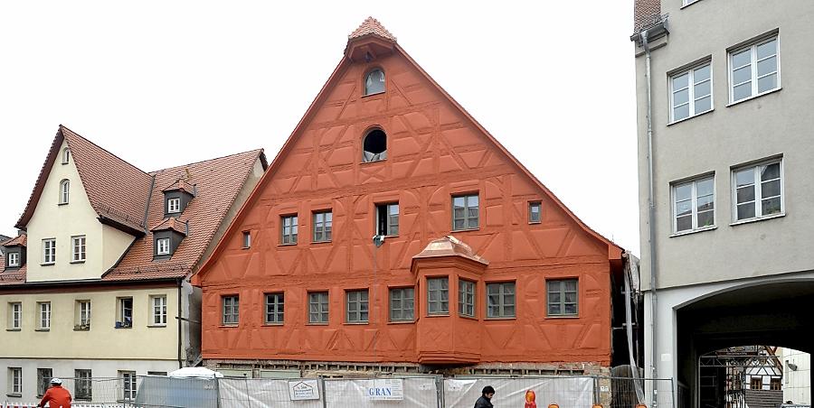 Rotes Haus erregt in der Altstadt Aufsehen