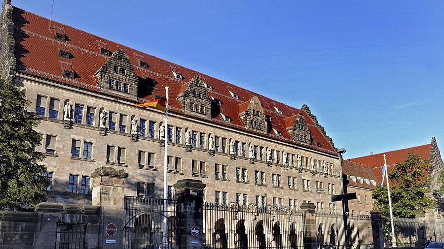 Vor dem Landgericht Nürnberg-Fürth muss sich ab Montag ein 47-jähriger Ex-Polizist aus der Frankenmetropole wegen Mord- und Amoklaufandrohungen verantworten.