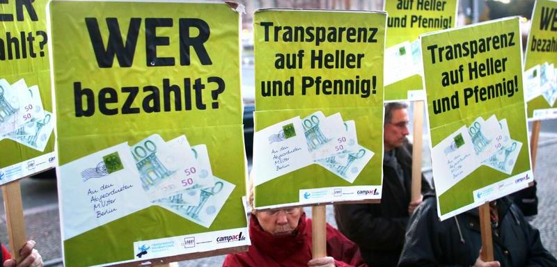 Demonstration vor dem Reichstag für mehr Transparenz bei den Nebeneinkünften von Bundestagsabgeordneten. Die CSU stellt für Bayern jetzt eine Regelung in Aussicht. Demonstration vor dem Reichstag für mehr Transparenz bei den Nebeneinkünften von Bundestagsabgeordneten. Die CSU stellt für Bayern jetzt eine Regelung in Aussicht.
