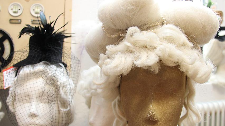 Bei Ursula und Edith gibt es ganze Kostüme, aber auch Einzelteile. Von der Brosche über Perücke, Federboa, Maske oder Axt bis hin zu Jacke, Rock und Co. kann sich der Kunde seinen Look ganz individuell zusammenstellen.
