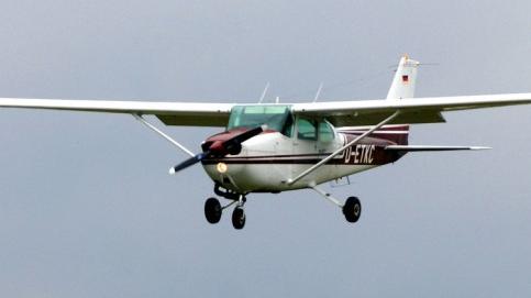 Ein speziell ausgerüstetes Propellerflugzeug ist im Auftrag der N-Ergie unterwegs, um das rund 300 Kilometer lange Fernwärmenetz überprüfen. Die N-Ergie entschuldigt sich bei diesen Flügen schon vorab bei der Bevölkerung wegen der Lärmbelästigung. Die Flüge sind laut N-Ergie mit dem Luftamt Nordbayern abgestimmt. Sie dürfen nur in den Nachtstunden durchgeführt werden, um den regulären Flugverkehr nicht zu stören. Bei Dunkelheit und wenig Verkehrsaufkommen würden die Messungen zudem genauer ausfallen.