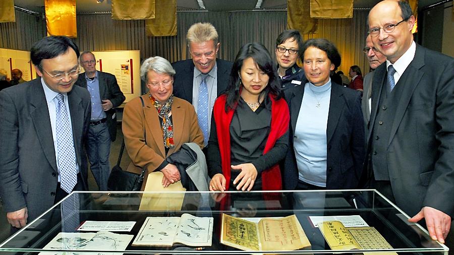 Großes Interesse bei der Vernissage für „Die Bücher des letzten Kaiserreiches“: Blick in die Ausstellung. Großes Interesse bei der Vernissage für „Die Bücher des letzten Kaiserreiches“: Blick in die Ausstellung.