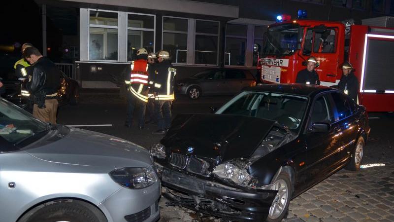 In der Kurgartenstraße krachte ein Fahrzeug in einen Peugot, ...