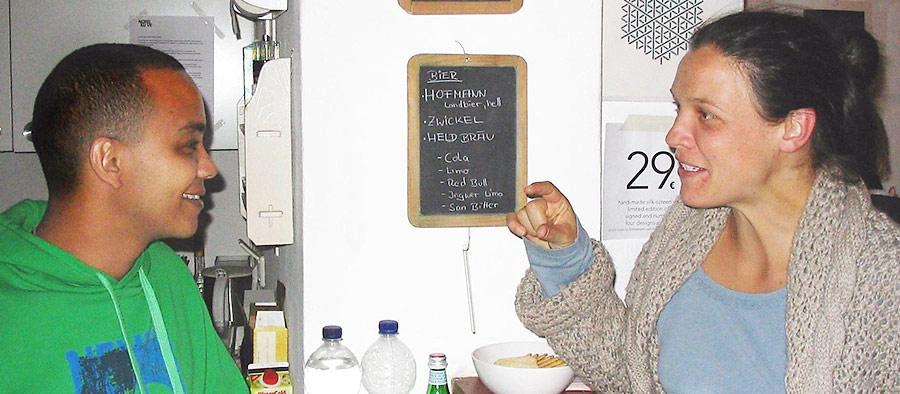In der Nordkurve trifft sich Gostenhof. Das kann auch Stammgast Lou (links) nur bestätigen, der seit drei Jahren regelmäßig die Rothenburger Straße 51a aufsucht. "Viele meiner Freunde, zum Beispiel Künstler oder Designer, kommen hier oft vorbei", erzählt er. Schon immer gefiel dem 34-Jährigen das bunt gemischte Publikum, das sich vor dem Laden teilweise bis auf die Straße drängt. Die Nordkurve wurde von dem Kulturdesigner Jean-Francois Drozak initiiert und versteht sich als Projektbüro. Jeans Frau Johanna (rechts) ist Architektin und hat die Räumlichkeiten konzipiert. Sie ist wichtiger Teil der Nordkurve und leitet den Umsonstladen nebenan. Regelmäßig gibt es in der Nordkurve Ausstellungen und Konzerte, oft in Kombination mit dem Barfreitag. An diesen Abenden können Stammgäste wie Lou hinter der Bar einspringen und das Programm mitgestalten. Ein Highlight war für ihn, als er mit Freunden für eine Benefizaktion des Straßenkreuzers vergangenen Dezember im Schaufenster der Nordkurve übernachtet hat. In der Nordkurve trifft sich Gostenhof. Das kann auch Stammgast Lou (links) nur bestätigen, der seit drei Jahren regelmäßig die Rothenburger Straße 51a aufsucht. "Viele meiner Freunde, zum Beispiel Künstler oder Designer, kommen hier oft vorbei", erzählt er. Schon immer gefiel dem 34-Jährigen das bunt gemischte Publikum, das sich vor dem Laden teilweise bis auf die Straße drängt. Die Nordkurve wurde von dem Kulturdesigner Jean-Francois Drozak initiiert und versteht sich als Projektbüro. Jeans Frau Johanna (rechts) ist Architektin und hat die Räumlichkeiten konzipiert. Sie ist wichtiger Teil der Nordkurve und leitet den Umsonstladen nebenan. Regelmäßig gibt es in der Nordkurve Ausstellungen und Konzerte, oft in Kombination mit dem Barfreitag. An diesen Abenden können Stammgäste wie Lou hinter der Bar einspringen und das Programm mitgestalten. Ein Highlight war für ihn, als er mit Freunden für eine Benefizaktion des Straßenkreuzers vergangenen Dezember im Schaufenster der Nordkurve übernachtet hat.