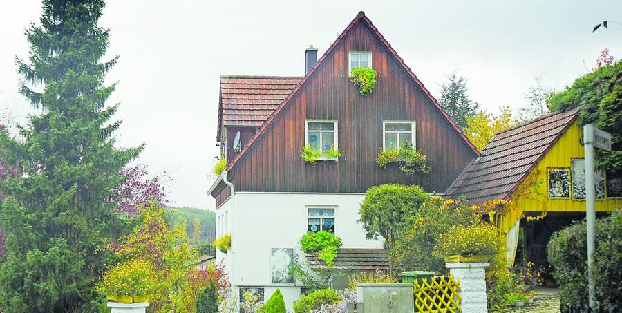 Der Guru lebt in einem gewöhnlichen Einfamilienhaus in Ailsbach, während die Familie in einem heruntergekommenen alten Bauernhaus in Lonnerstadt wohnte, in dem es noch nicht einmal fließendes Wasser gibt. 2002 waren bereits drei der Kinder aus der Gemeinschaft geflohen.