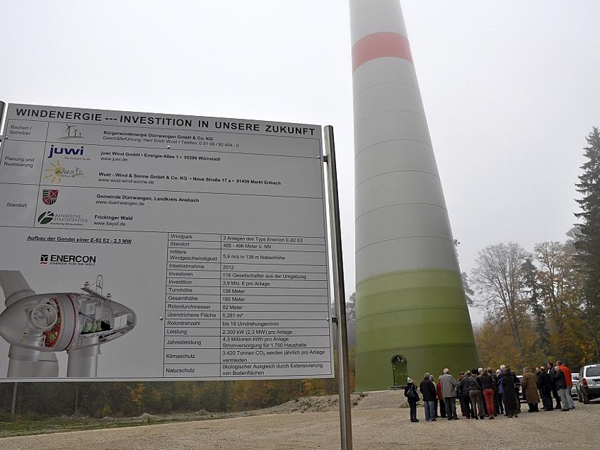 Erste Station der Drei-Tages-Tour: der Windpark nahe Dürrwangen im Landkreis Ansbach. Zu hören waren die mächtigen Rotoren so gut wie nicht. Zu sehen allerdings wegen des nebligen Wetters auch fast nicht.