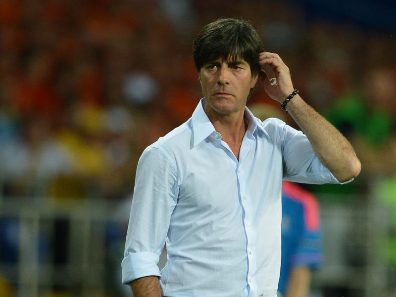 In der Schweiz trieb Joachim Löw seine Fußballtrainer-Ausbildung voran und übernahm 1994 das Traineramt beim FC Frauenfeld. "Er hat eine große Ausstrahlung, ohne überheblich zu wirken", sagte einer seiner Spieler über ihn. Löw habe die besondere Qualität gehabt, einen Spieler stark zu reden und ihm Qualität einzuimpfen. Der Schönauer war Vertreter einer neuen, innovativen Generation von Fußball-Lehrern und hatte ein ausgeprägtes Verständnis für das Mannschaftsspiel.